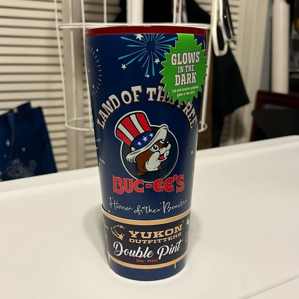 Buc-ee’s limited edition 4th of July Cup Size 32oz Brand New & glows in the dark